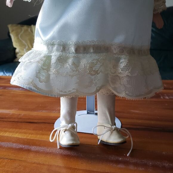 Vintage porcelain doll. - Picture 10 of 12